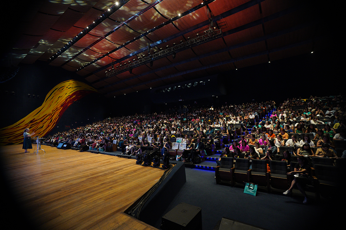 Auditório lotado durante palestra da Conferência Nacional de Apraxia de Fala na Infância