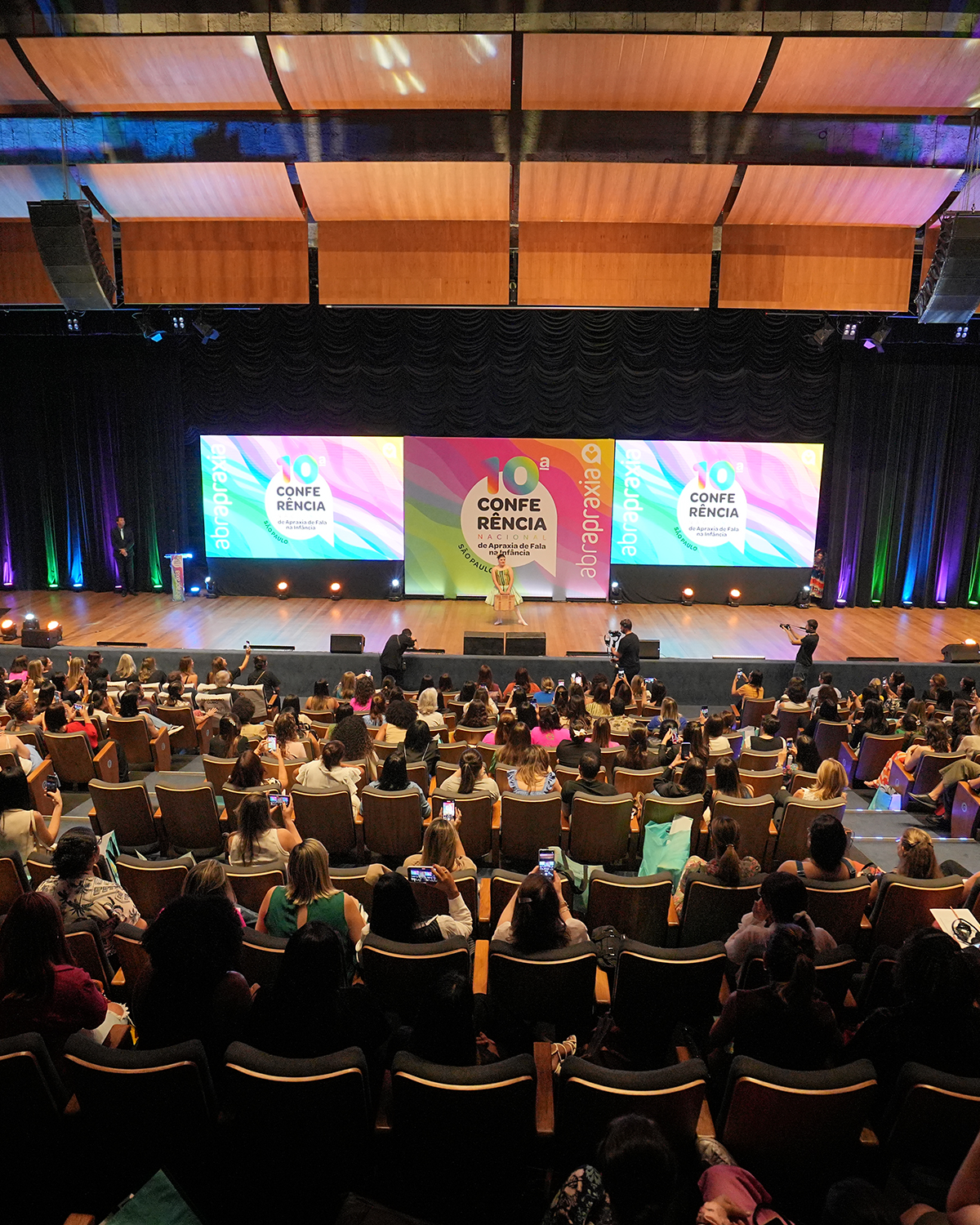 Plateia lotada e palco da Conferência Nacional de Apraxia de Fala na Infância